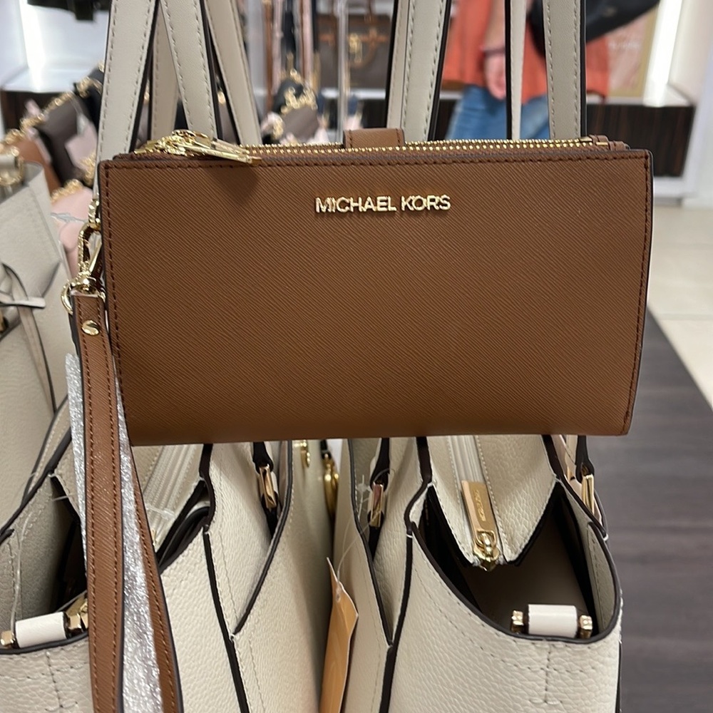 MICHAEL KORS LARGE DOUBLE ZIP WRISTLET WALLET PHONE CASE CLUTCH
Luggage - Picture 6 of 16